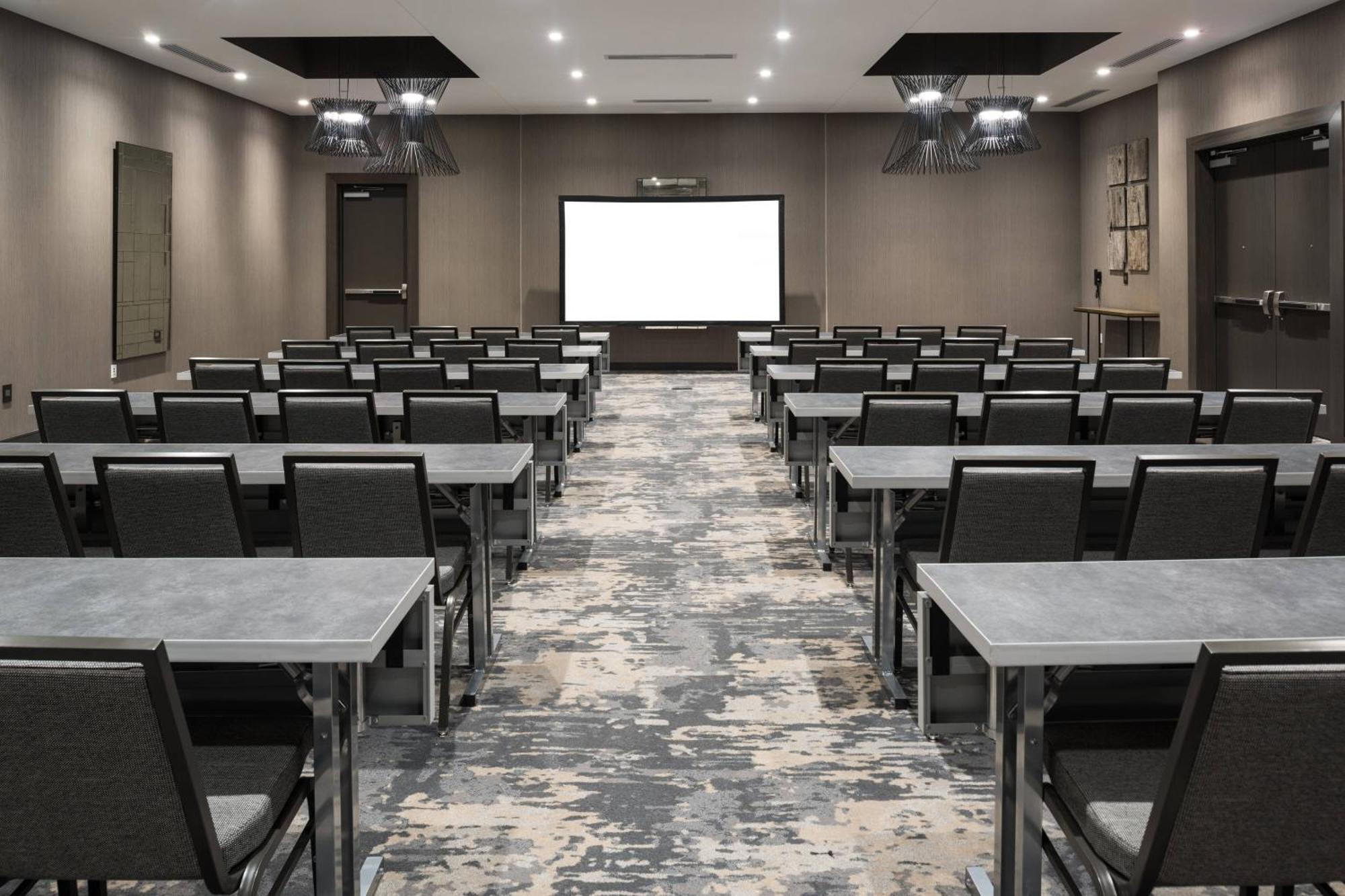 Ac Hotel By Marriott Boston Cleveland Circle Экстерьер фото