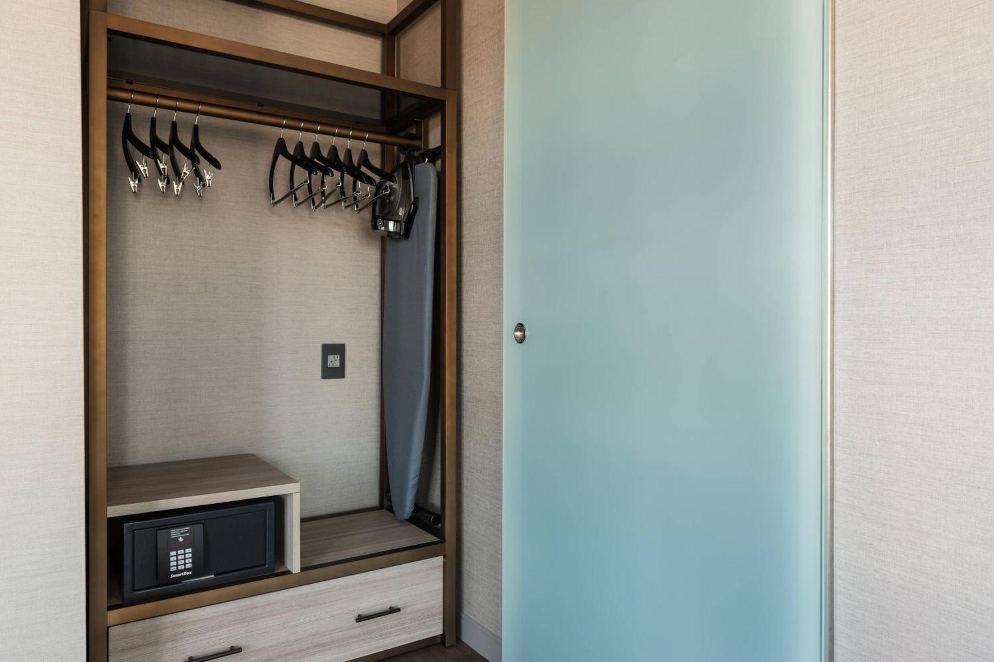 Ac Hotel By Marriott Boston Cleveland Circle Экстерьер фото