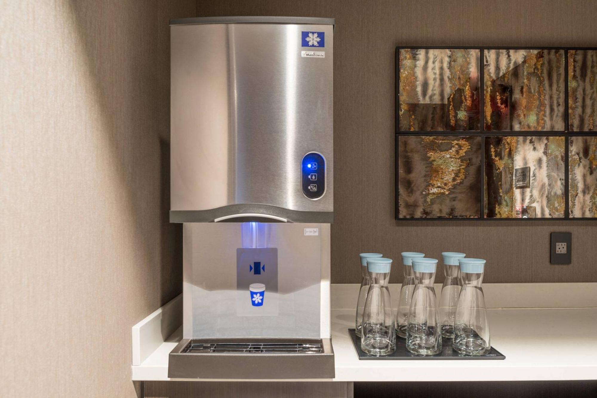 Ac Hotel By Marriott Boston Cleveland Circle Экстерьер фото