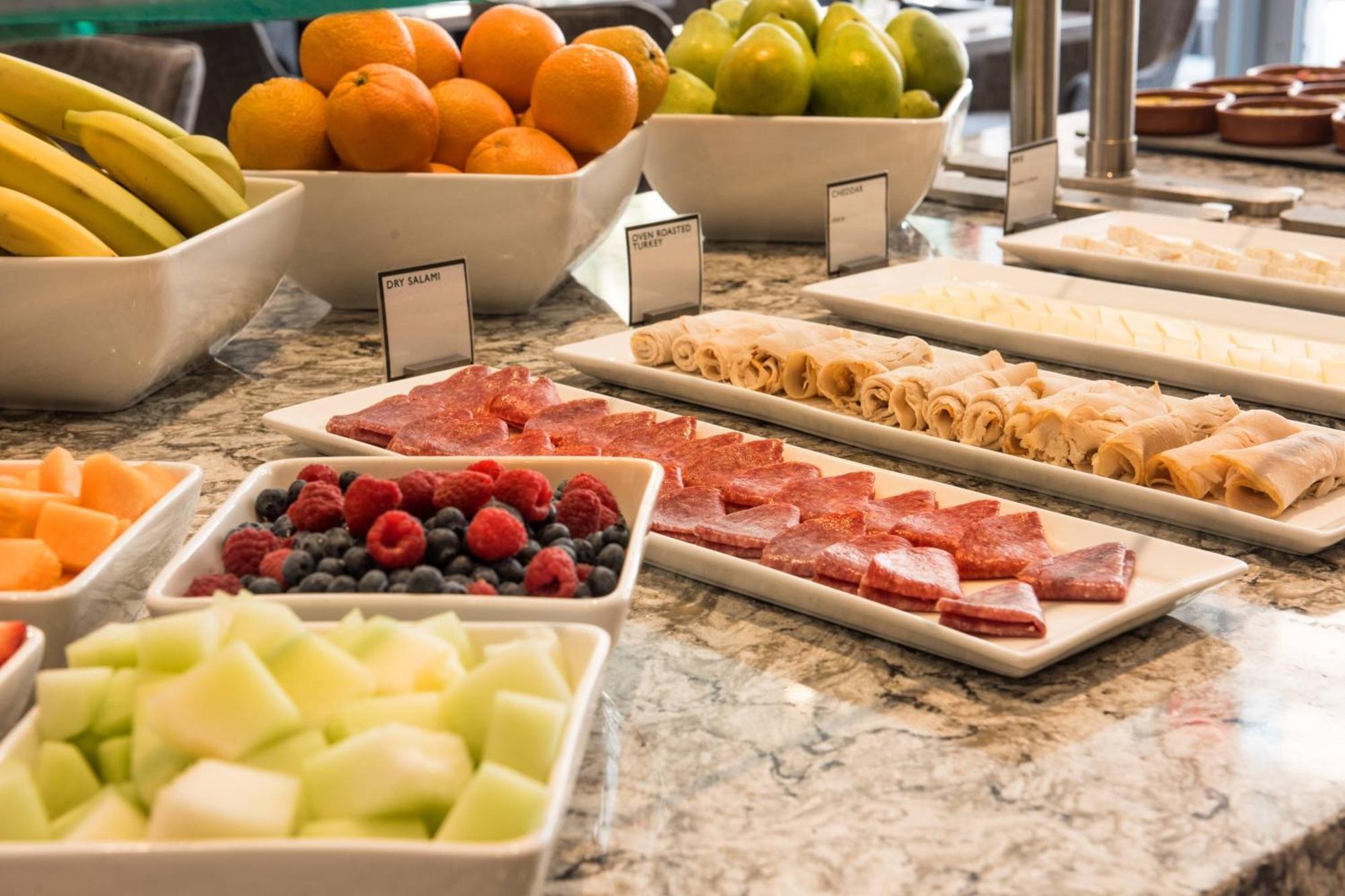 Ac Hotel By Marriott Boston Cleveland Circle Экстерьер фото