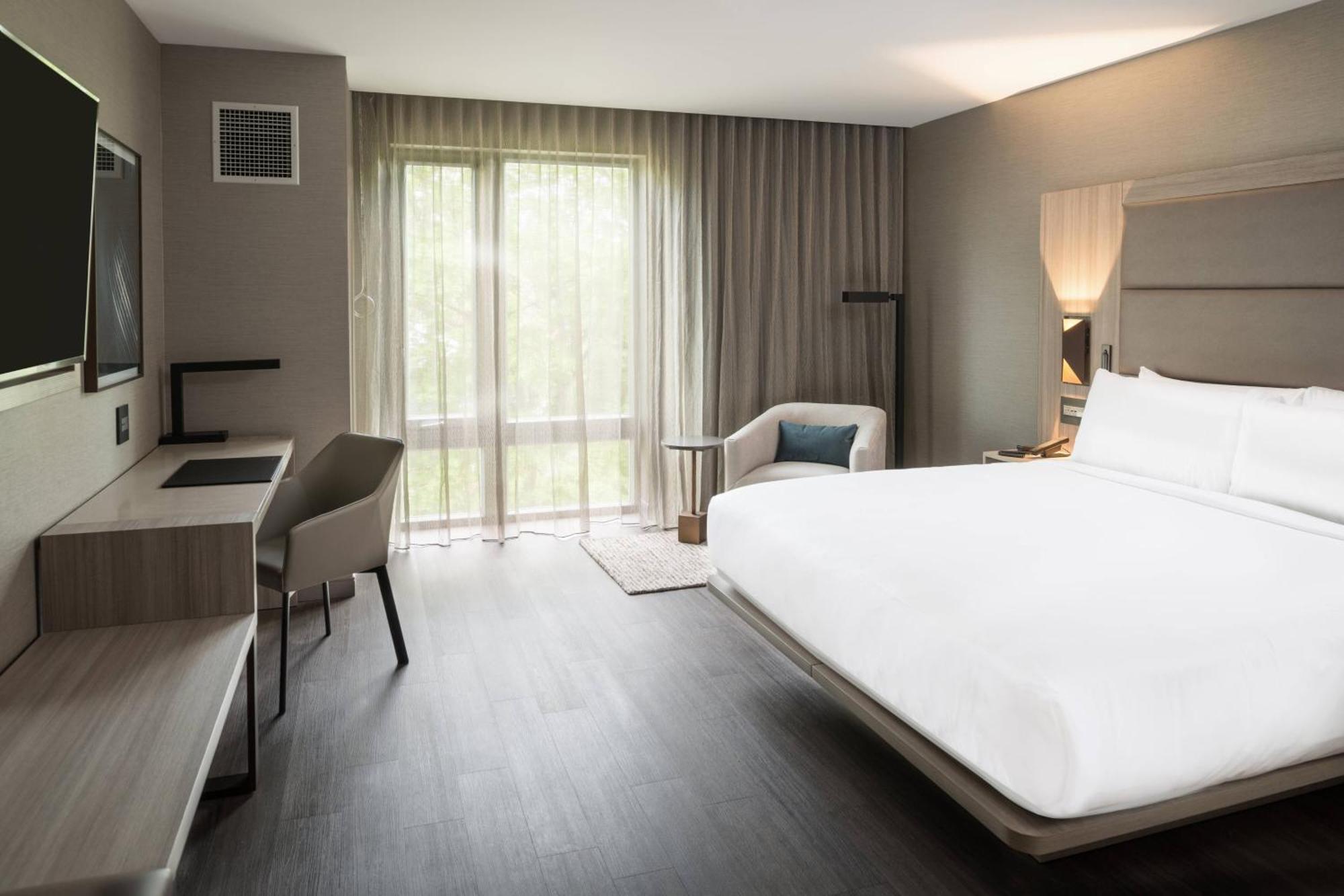 Ac Hotel By Marriott Boston Cleveland Circle Экстерьер фото
