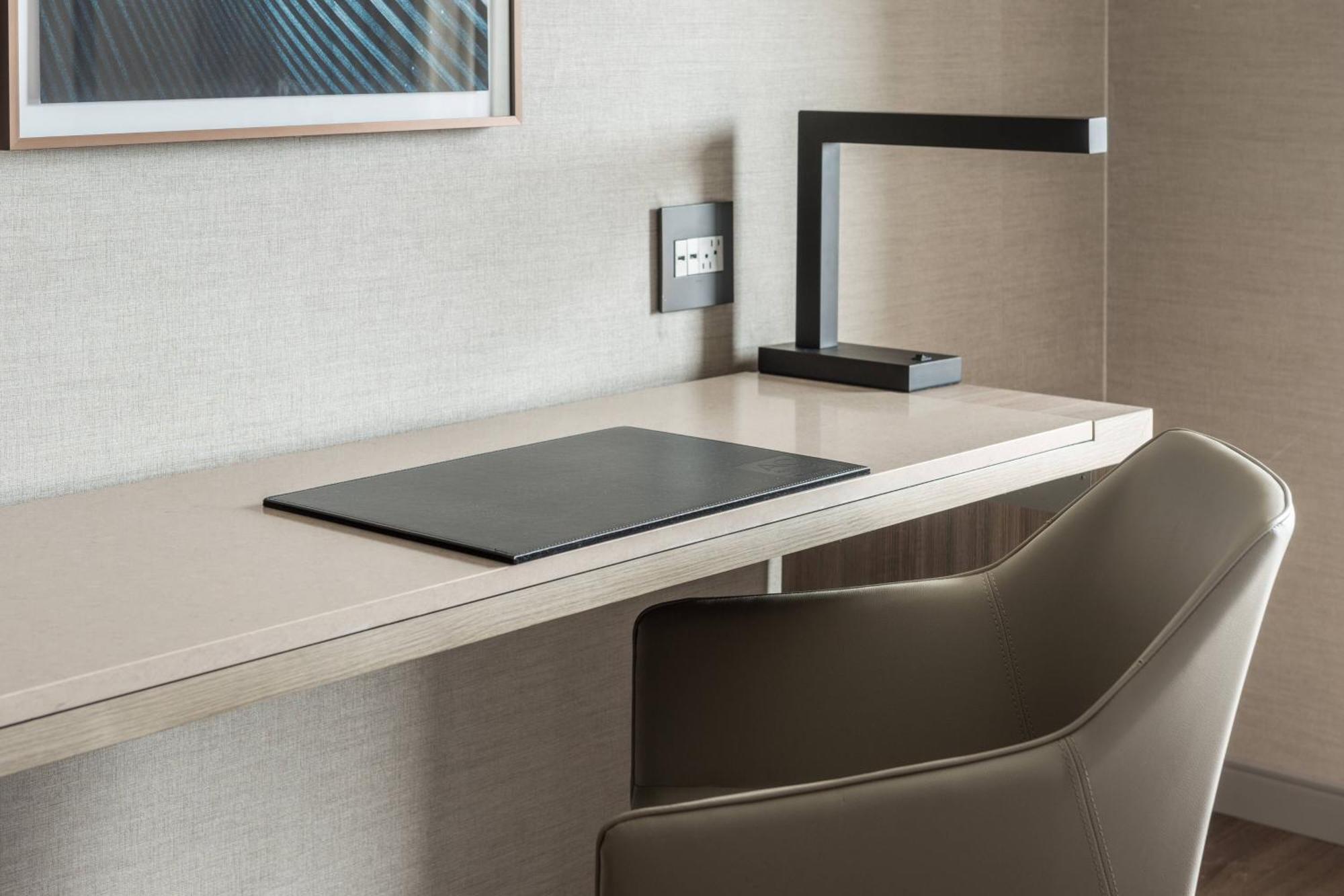 Ac Hotel By Marriott Boston Cleveland Circle Экстерьер фото