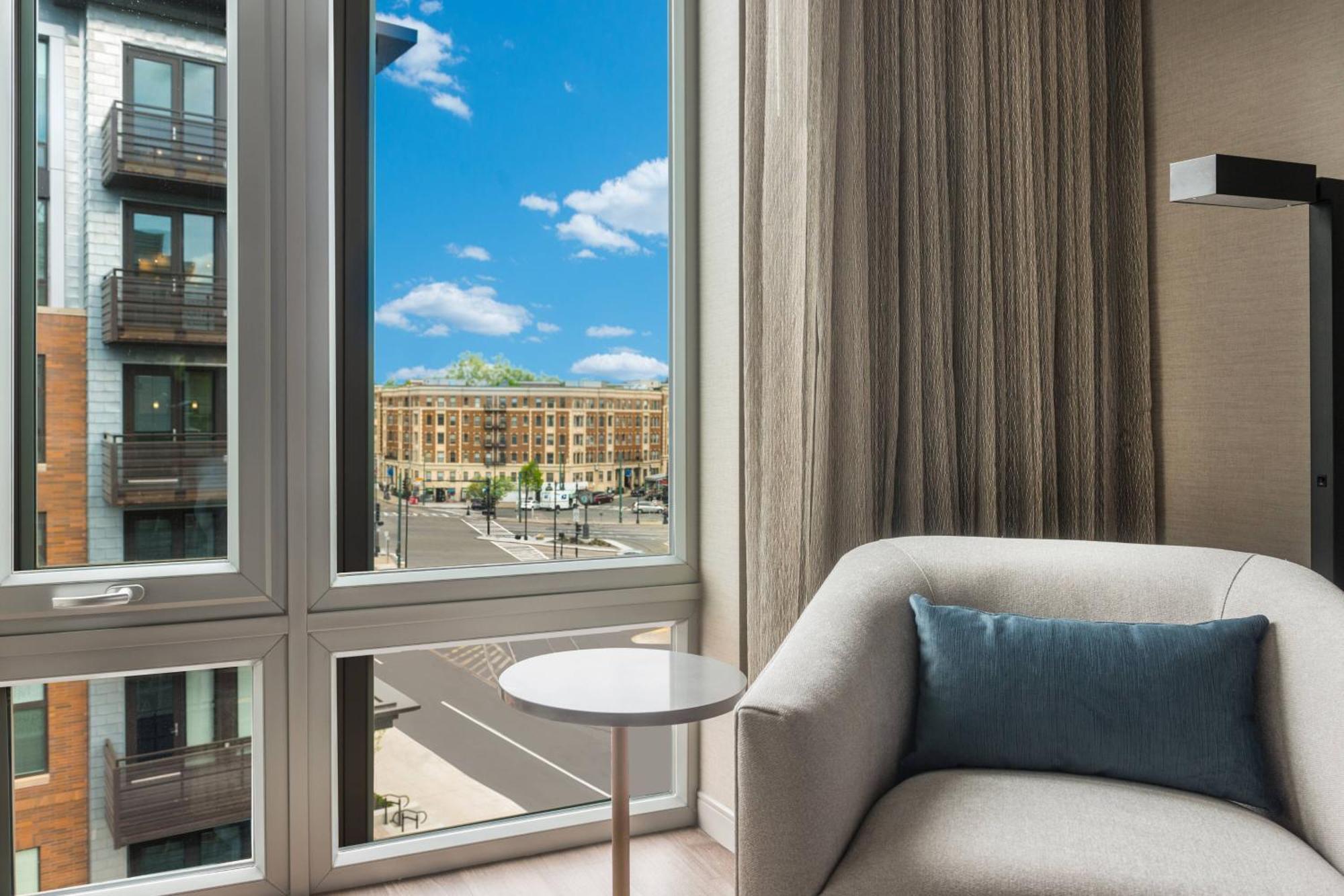 Ac Hotel By Marriott Boston Cleveland Circle Экстерьер фото